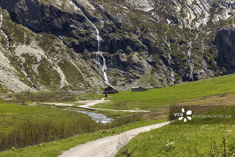 斯卡菲奥蒂避难所：背景是意大利皮埃蒙特罗切莫勒斯索梅耶尔山的大瀑布图片素材