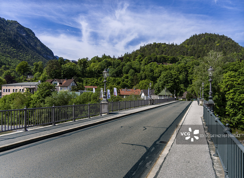 德国巴伐利亚州巴特赖兴哈尔萨拉赫河上的路易波德桥图片素材