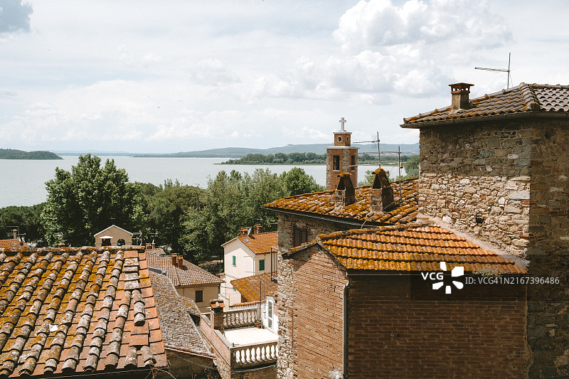 帕西尼亚诺苏尔特拉西梅诺山顶小镇的屋顶景观图片素材