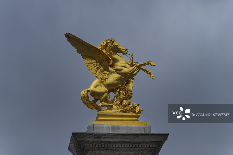 巴黎塞纳河亚历山大三世桥雕塑柱图片素材