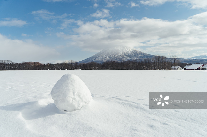 白雪皑皑的羊蹄山，位于日本北海道二世古图片素材
