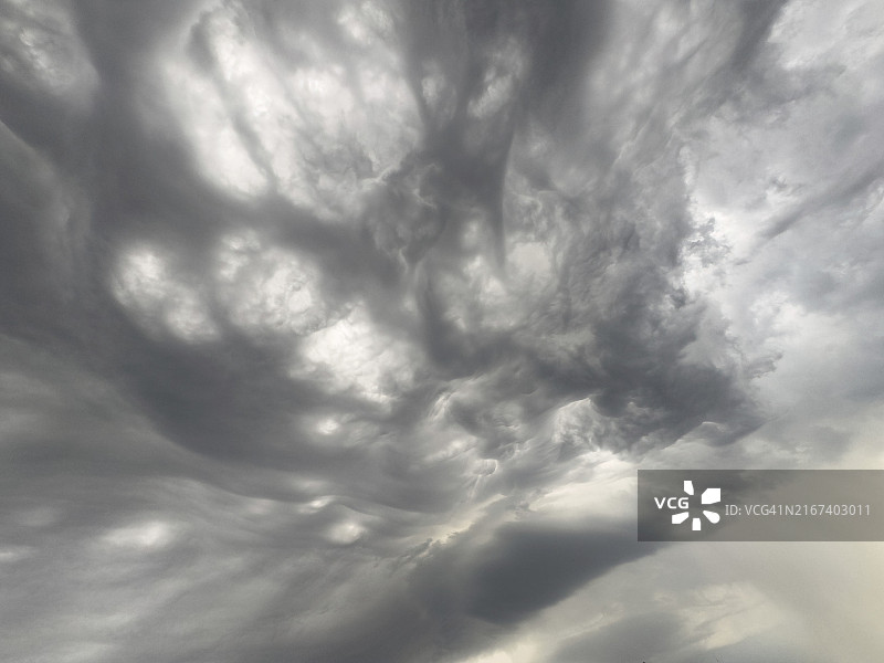 德国北莱茵-威斯特法伦州雷暴预警后的云层图片素材