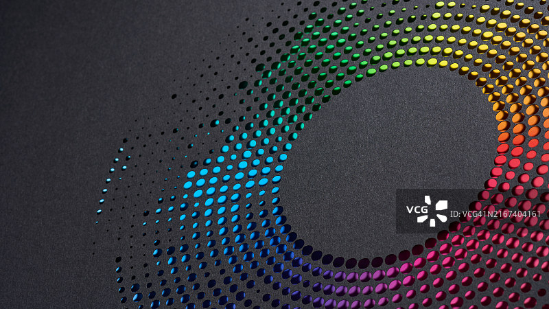 光滑深色背景上排列的彩色剪纸圆点动感图案图片素材