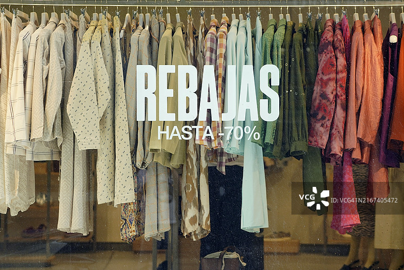 带有“促销”字样的时尚橱窗图片素材