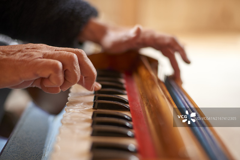年长的音乐家弹奏手风琴图片素材
