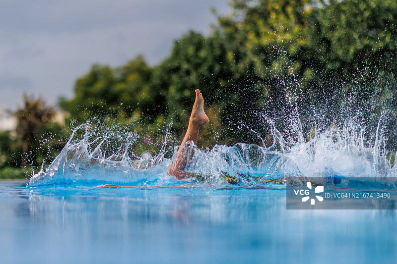 女人在泳池中戏水图片素材