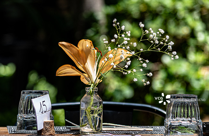罗马Maxxi地中海午餐鲜花，意大利图片素材
