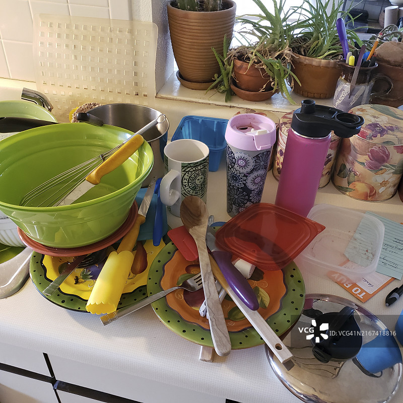 饭后凌乱的厨房水槽图片素材