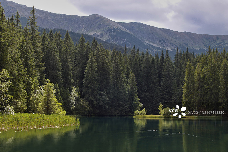 湖光山色与天空相映成趣图片素材