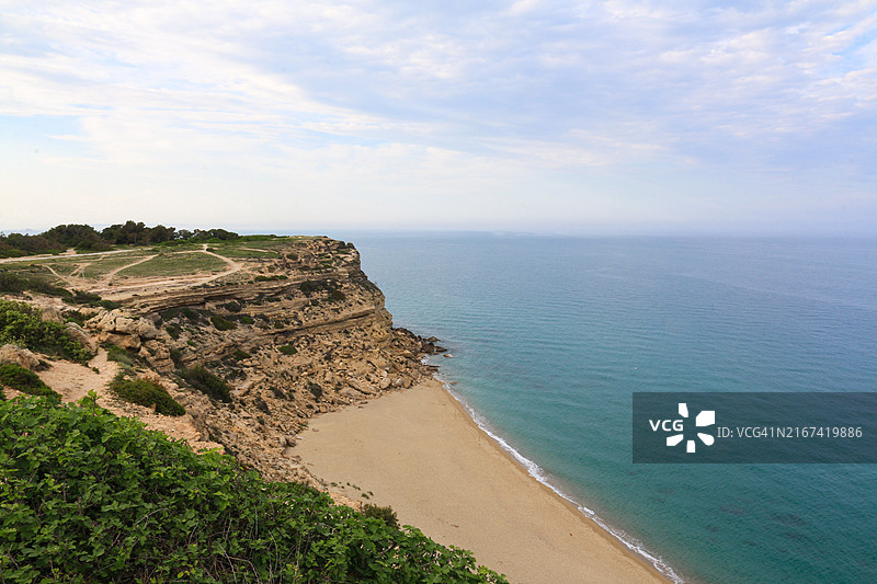 沙滩和蓝色平静海面的海岸悬崖风光图片素材
