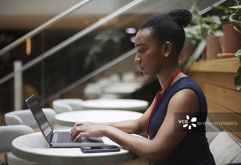 在办公室餐厅的女人图片素材
