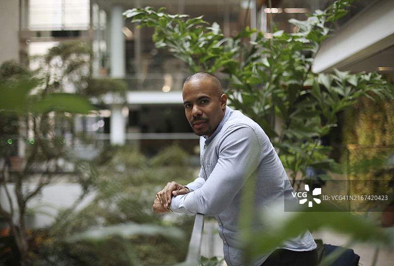 在商业办公室工作的工人图片素材