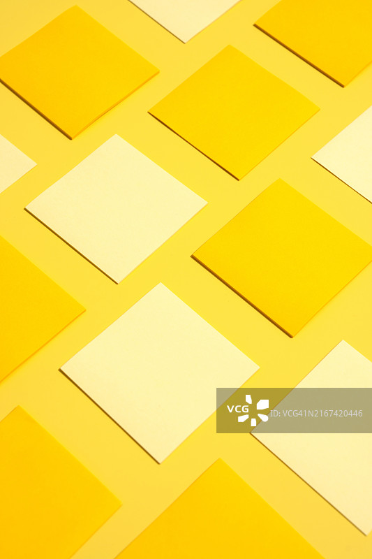 极简主义构图，用黄色和白色空卡片创建几何图案图片素材