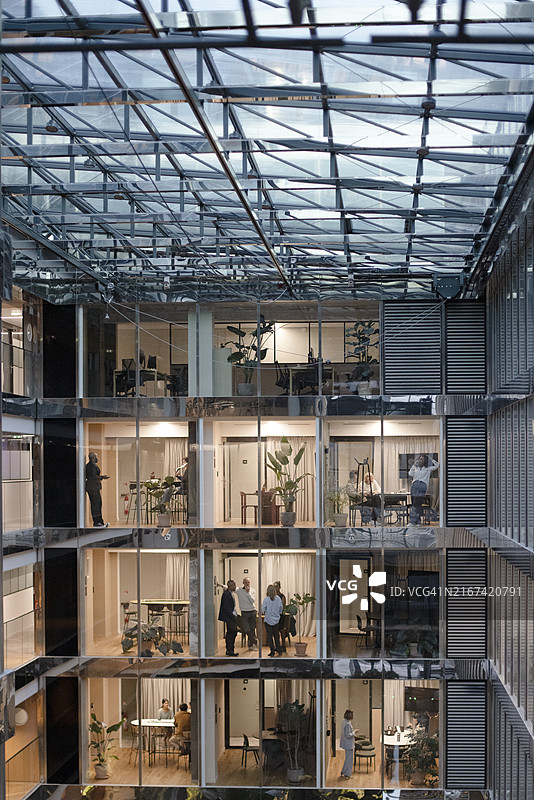 在商业办公室工作的工人图片素材