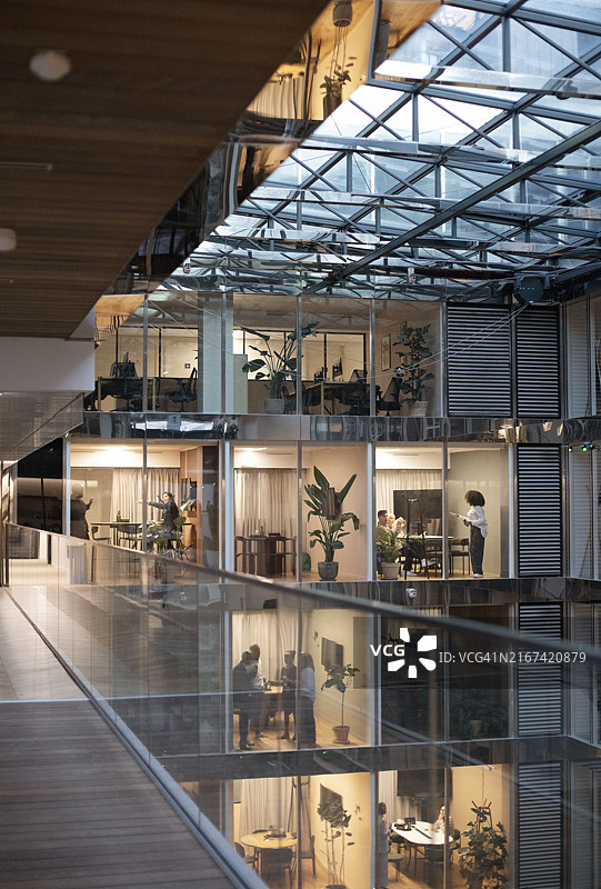 在商业办公室工作的工人图片素材