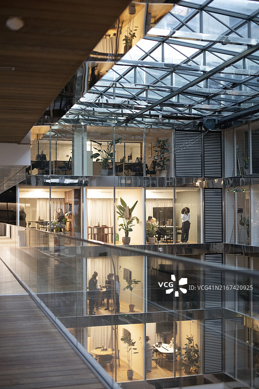 在商业办公室工作的工人图片素材