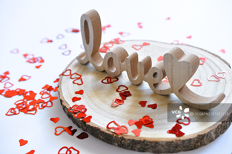 木勺在桌子上摆出“爱”字样的特写图片素材