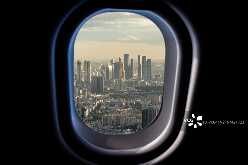 飞机窗口视角下的俄罗斯莫斯科城市区域鸟瞰图片素材