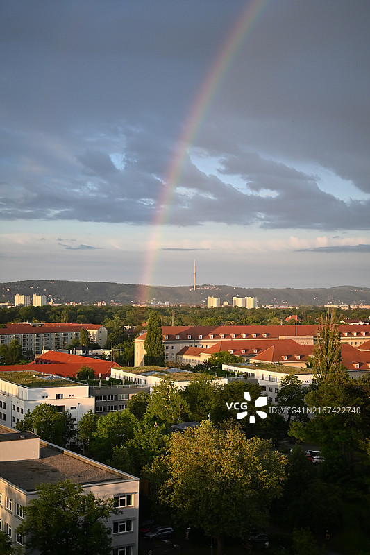 城市建筑上空的彩虹高角度视图图片素材