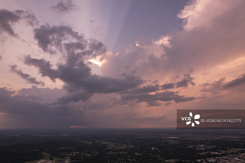 美国俄克拉荷马州麦卡莱斯特的日落时分的壮丽天空图片素材