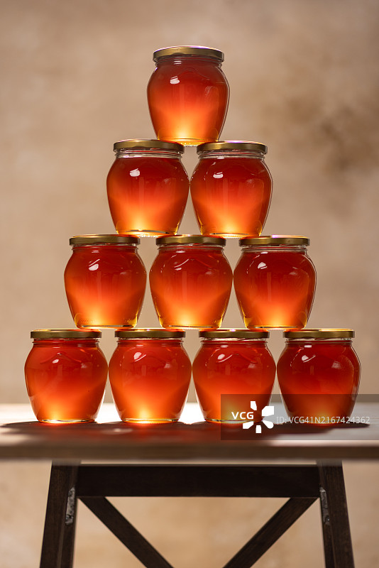 桌子上的新鲜蜂蜜罐图片素材