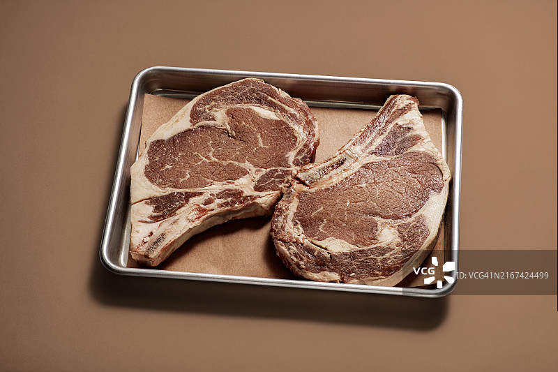 预备烧烤的带骨肋眼牛排，美国伊利诺伊州芝加哥图片素材