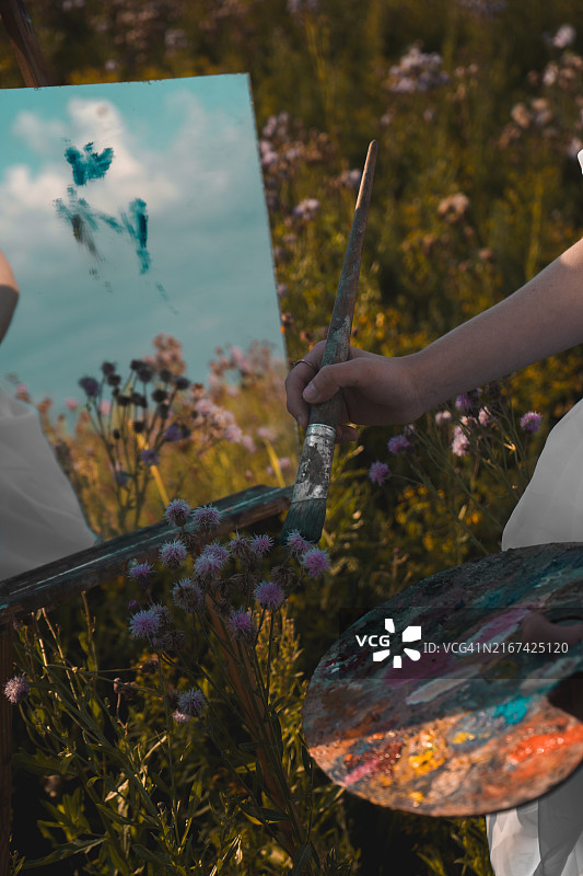 在俄罗斯，手在画布上绘画图片素材