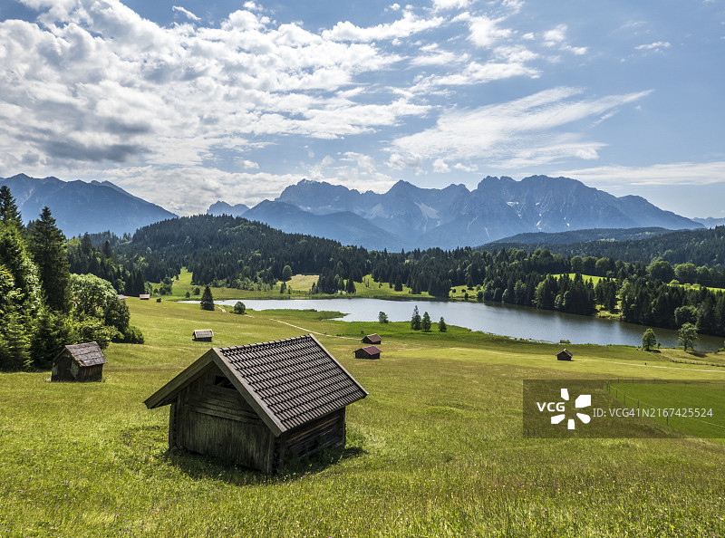格罗尔德湖与卡文德尔山脉风光图片素材