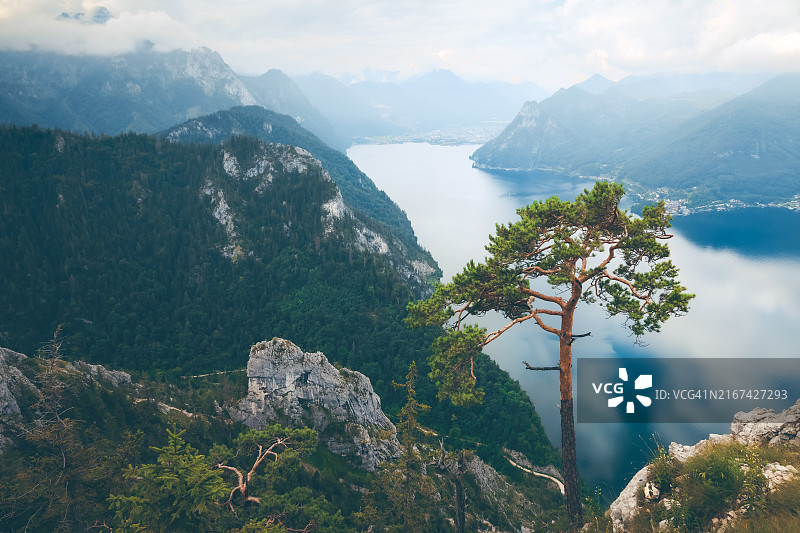 特劳恩湖和山脉的风景图片素材