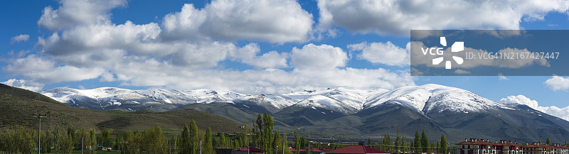群山映衬天空的全景图片素材