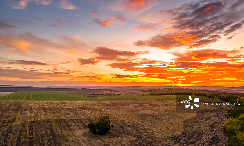 日落时，天空映衬着农田的美景图片素材