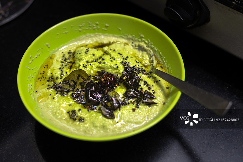 餐桌上碗里食物的高角度视角图片素材