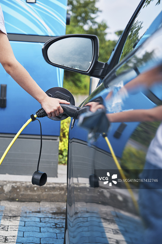 在公共充电站为电动汽车充电图片素材