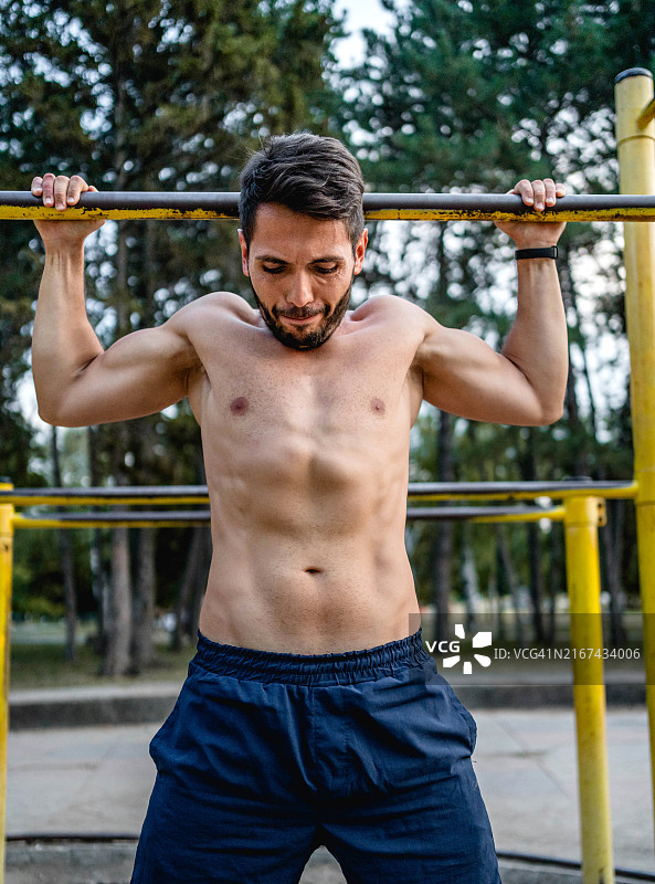 在休闲公园锻炼的健身男人图片素材