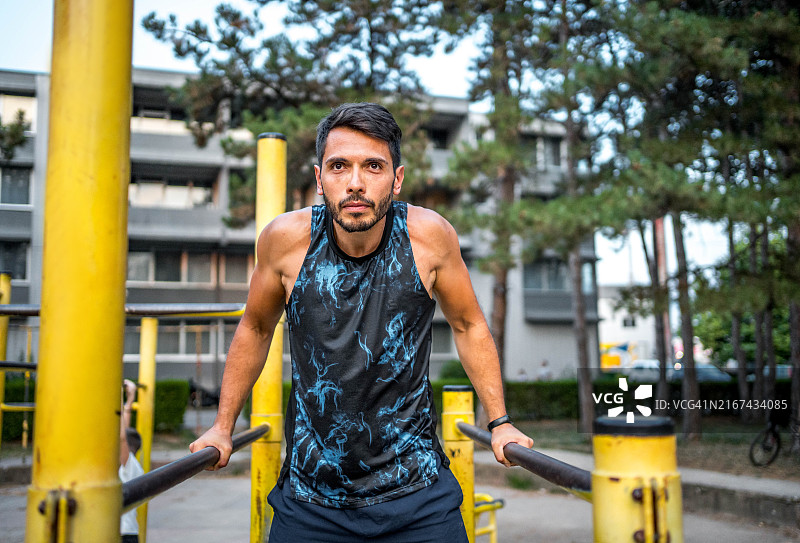 男人在户外健身房锻炼图片素材