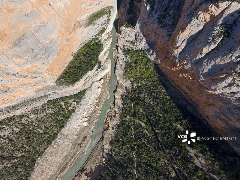 航拍蒙特雷贝峡谷，河流与陡峭岩壁图片素材