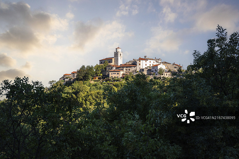 地中海山村的壮丽日落全景，克罗地亚伊斯特拉莫什切尼采镇风光图片素材