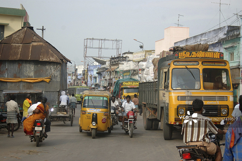 泰米尔纳德邦，印度：泰米尔纳德邦蒂鲁内尔维利街头的交通和行人图片素材