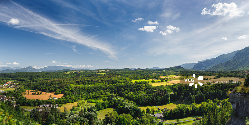 法国阿尔卑斯山：比热山脉乡村全景图片素材