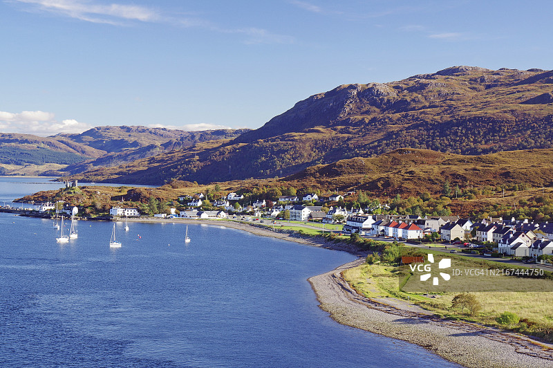 苏格兰斯凯岛沿海风光：船只、房屋和海滩图片素材