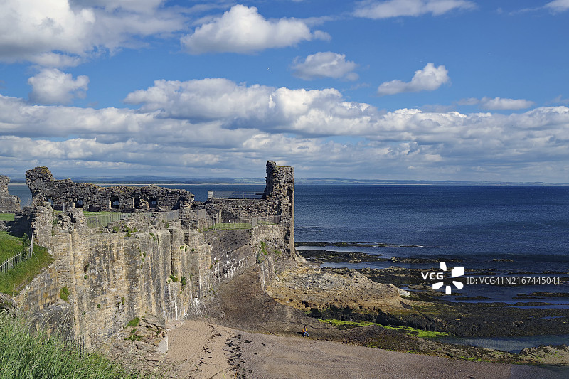 苏格兰圣安德鲁斯海边岩石环绕的城堡遗址图片素材