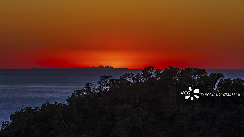 圣安东尼湾日落：西班牙伊维萨岛，巴利阿里群岛，地中海，欧洲图片素材