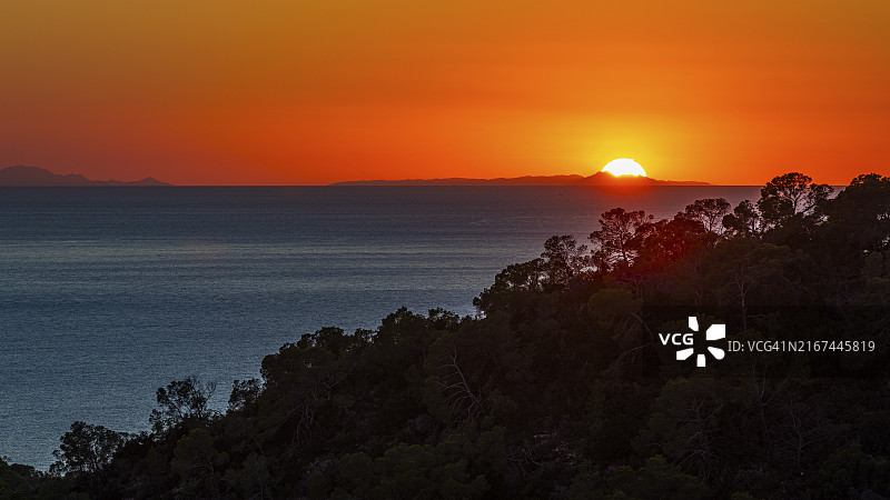 圣安东尼湾日落：西班牙伊维萨岛，巴利阿里群岛，地中海，欧洲图片素材