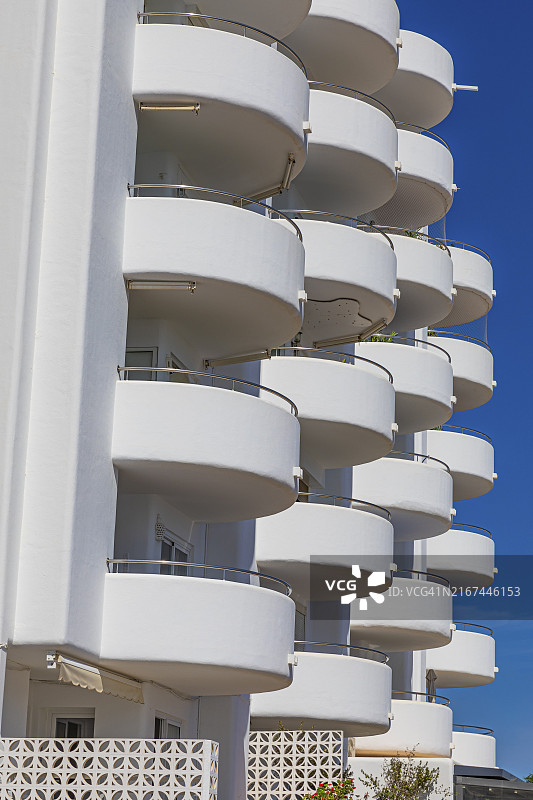 西班牙伊比沙岛圣埃 Eulalia 港口的现代度假公寓图片素材