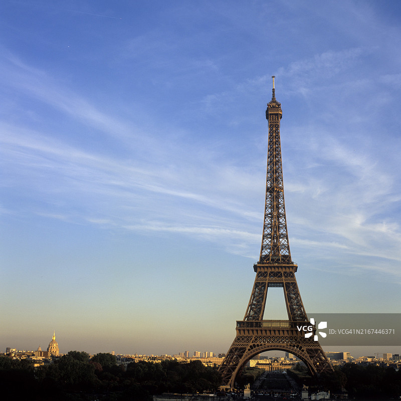 330米高的埃菲尔铁塔，为纪念法国革命100周年而建，法国巴黎地标图片素材