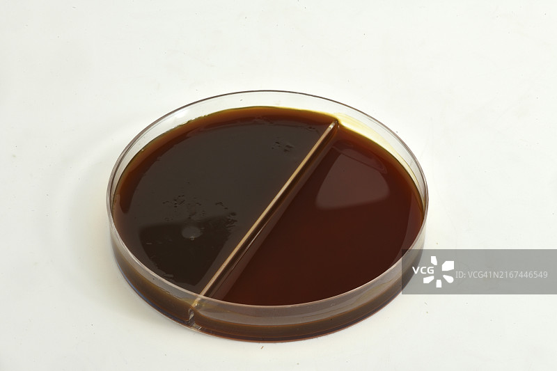 来自大洋洲新西兰西海岸阿拉基塔附近850米深尼亚加拉2号油井的石油样本图片素材