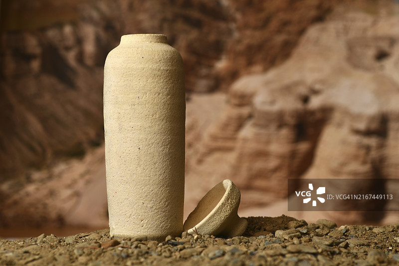 用于死海古卷的罐子模型，背景是库姆兰洞穴图片素材