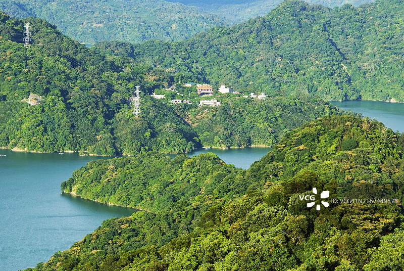 中国台湾桃园市石门水库的翠绿山丘与蜿蜒河流图片素材