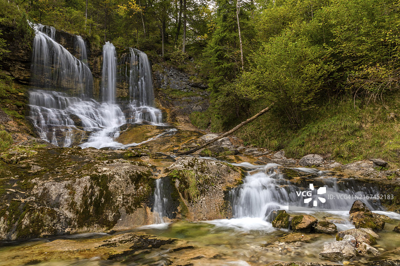 德国巴伐利亚州因采尔附近的魏斯巴赫瀑布图片素材