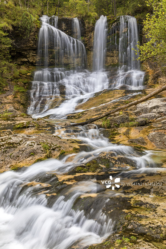 德国巴伐利亚州因采尔附近的魏斯巴赫瀑布图片素材